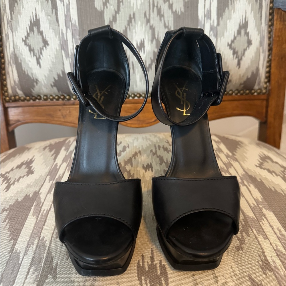 Yves Saint Laurent Black Heeled Shoes with Sleek Design
